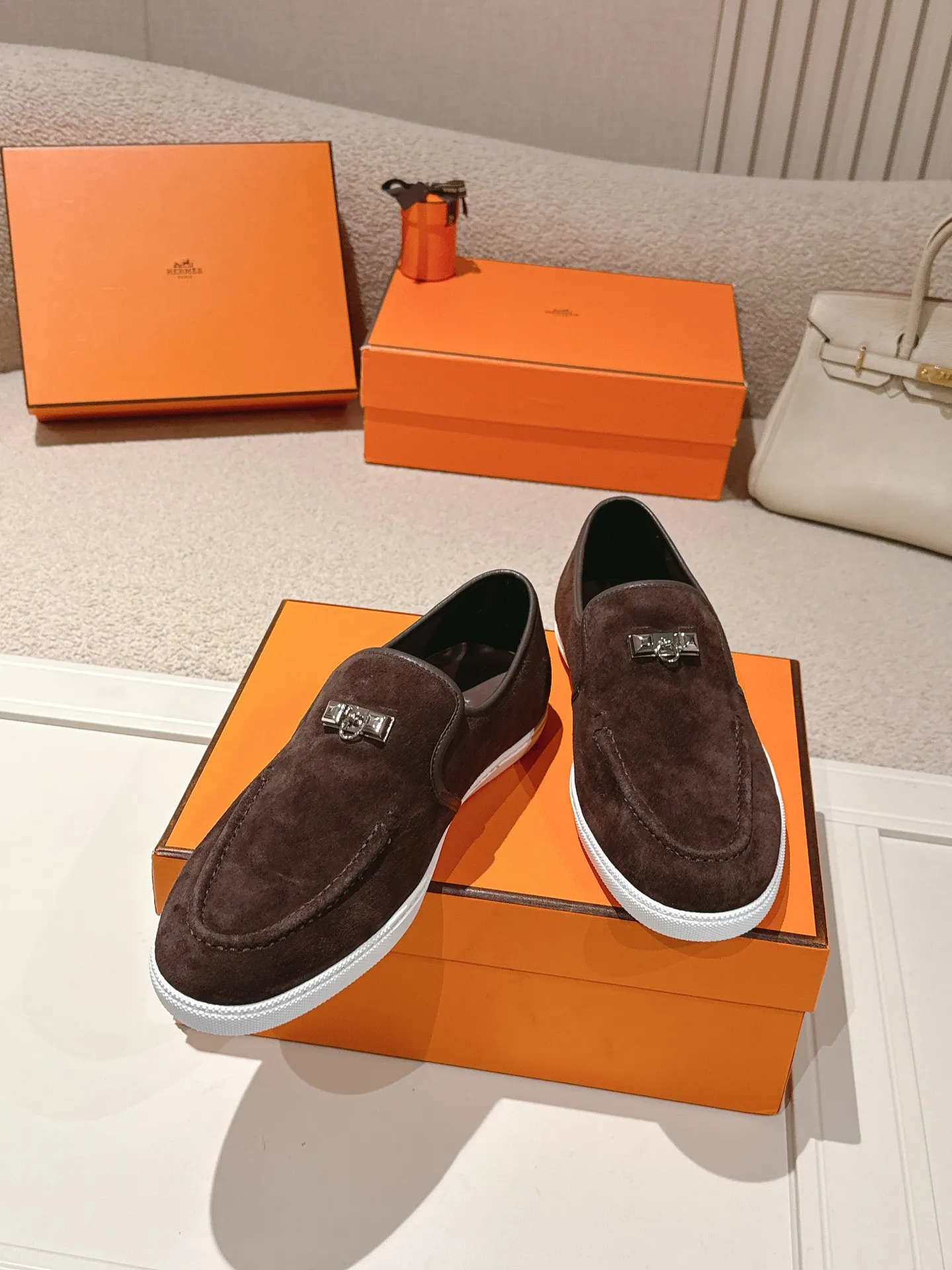 Men's Men's Shoes 600💰 Hermes# Couple Studded Loafers Calfskin and suede goatskin lace-up free sneakers with signature "H" detail. The design is simple and smooth, creating a fashionable urban look. It is comfortable and versatile. H family classics are not outdated, and the delivery counter is exquisitely packaged🛍📦 Fabric: Original customized imported first-layer cowhide/cow down Lining: Imported soft sheepskin Sole: Original open-molded anti-slip TPU material Size: 35-45